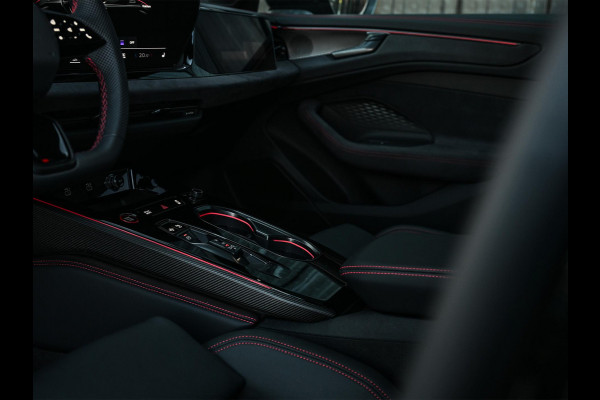Audi A6 Avant 3.0 TFSI 368PK Quattro S-Edition Panoramadak | Luchtvering | Head-up display | 6-cilinder | Stoelgeheugen | 4-Wiel besturing | Tech Pro | Adaptive cruise control | B&O audio | S-stoelen | Ambiance verlichting | Carbon inleg | Styling kit | 4-Zone climate