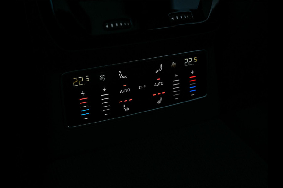 Audi A6 Avant 3.0 TFSI 368PK Quattro S-Edition Panoramadak | Luchtvering | Head-up display | 6-cilinder | Stoelgeheugen | 4-Wiel besturing | Tech Pro | Adaptive cruise control | B&O audio | S-stoelen | Ambiance verlichting | Carbon inleg | Styling kit | 4-Zone climate