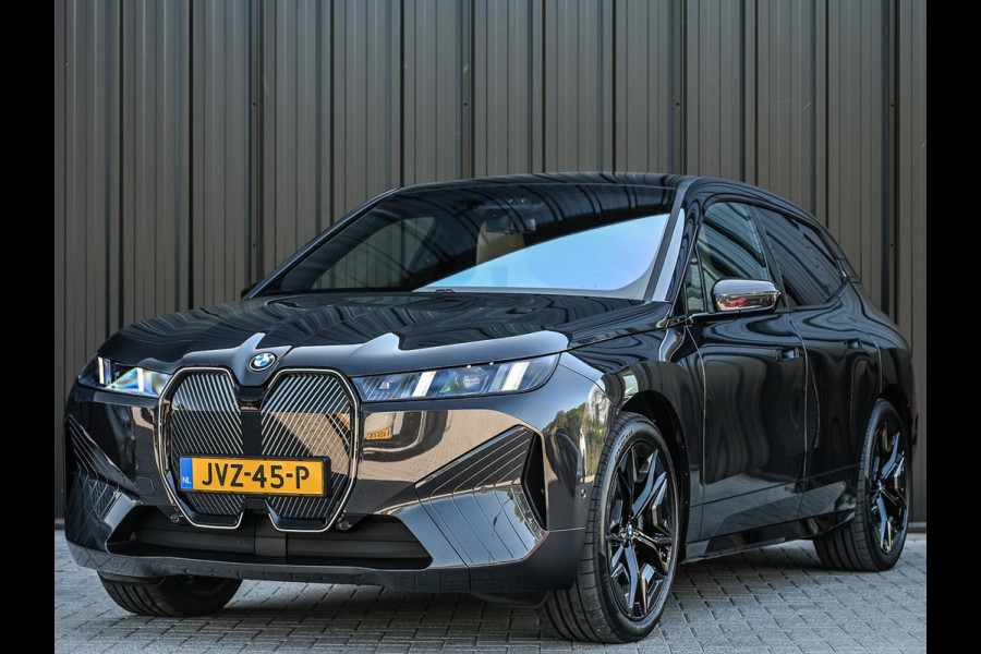 BMW iX xDrive45 101 kWh