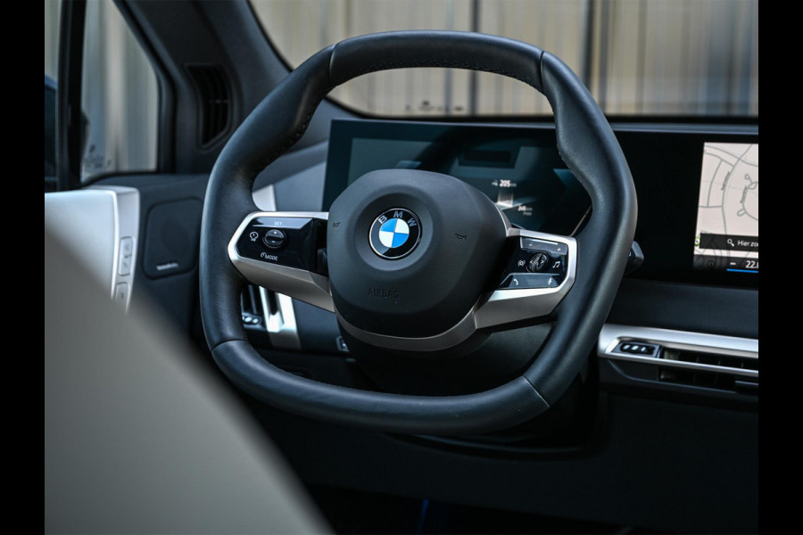 BMW iX xDrive45 101 kWh