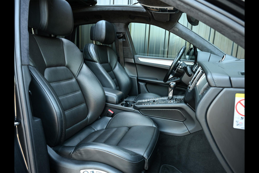 Porsche Macan 3.6 Turbo Performance Package | Sport Chrono | Panorama dak | Trekhaak | Bose Sound | Privacy glass | Adaptive cruise control | Stoel ventilatie