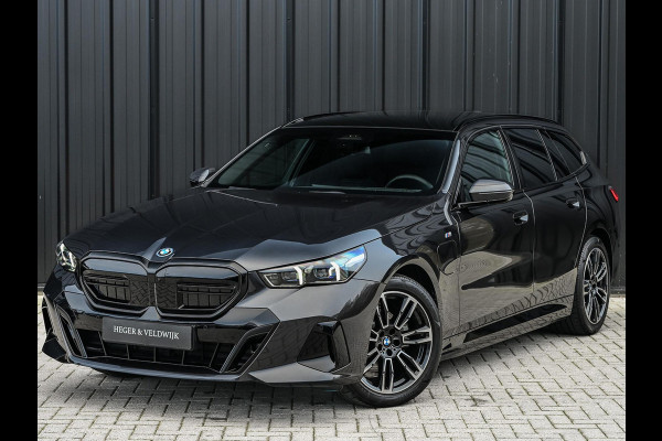 BMW 5 Serie Touring 530e xDrive M-Sport | Shadow Line | Panoramadak | Harman/Kardon | 360 Camera | Comfort Access | Stoel- en Stuurverwarming | Active Cruise | Ambiance | Elektr. trekhaak