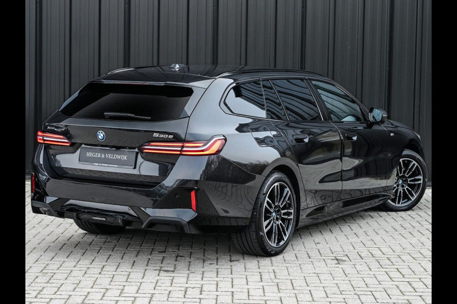 BMW 5 Serie Touring 530e xDrive M-Sport | Shadow Line | Panoramadak | Harman/Kardon | 360 Camera | Comfort Access | Stoel- en Stuurverwarming | Active Cruise | Ambiance | Elektr. trekhaak