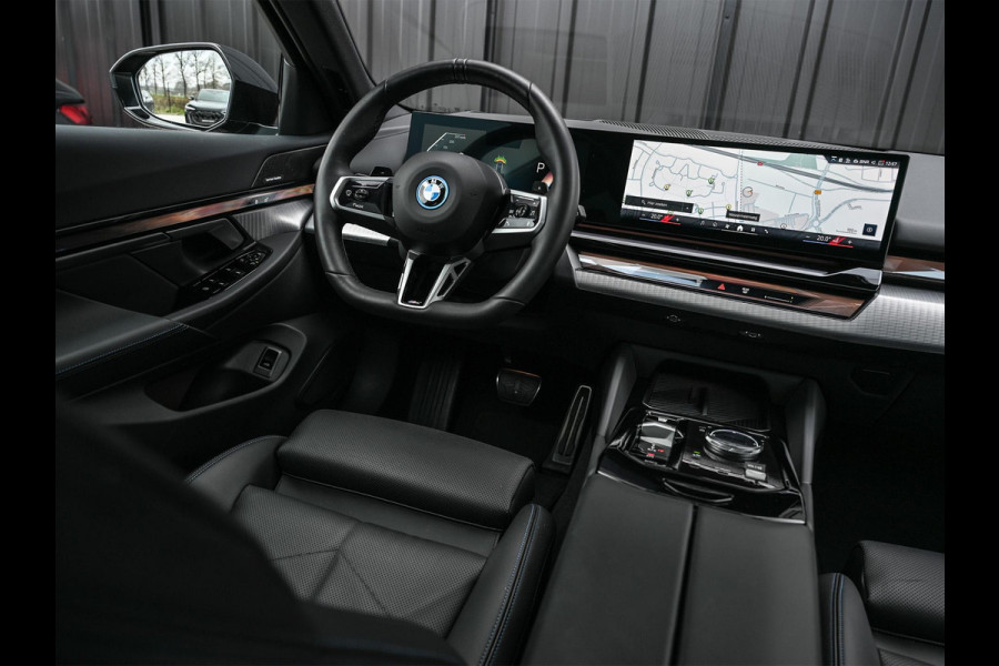 BMW 5 Serie Touring 530e xDrive M-Sport | Shadow Line | Panoramadak | Harman/Kardon | 360 Camera | Comfort Access | Stoel- en Stuurverwarming | Active Cruise | Ambiance | Elektr. trekhaak