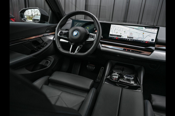 BMW 5 Serie Touring 530e xDrive M-Sport | Shadow Line | Panoramadak | Harman/Kardon | 360 Camera | Comfort Access | Stoel- en Stuurverwarming | Active Cruise | Ambiance | Elektr. trekhaak