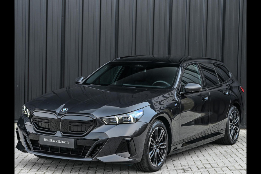 BMW 5 Serie Touring 530e xDrive M-Sport | Shadow Line | Panoramadak | Harman/Kardon | 360 Camera | Comfort Access | Stoel- en Stuurverwarming | Active Cruise | Ambiance | Elektr. trekhaak