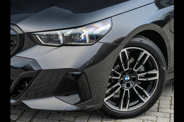 BMW 5 Serie Touring 530e xDrive M-Sport | Shadow Line | Panoramadak | Harman/Kardon | 360 Camera | Comfort Access | Stoel- en Stuurverwarming | Active Cruise | Ambiance | Elektr. trekhaak