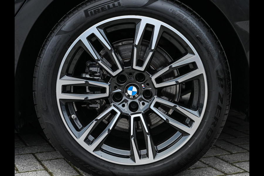 BMW 5 Serie Touring 530e xDrive M-Sport | Shadow Line | Panoramadak | Harman/Kardon | 360 Camera | Comfort Access | Stoel- en Stuurverwarming | Active Cruise | Ambiance | Elektr. trekhaak