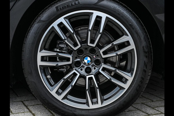 BMW 5 Serie Touring 530e xDrive M-Sport | Shadow Line | Panoramadak | Harman/Kardon | 360 Camera | Comfort Access | Stoel- en Stuurverwarming | Active Cruise | Ambiance | Elektr. trekhaak