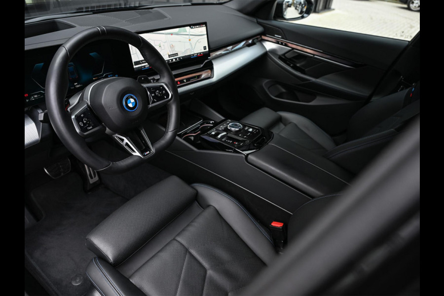 BMW 5 Serie Touring 530e xDrive M-Sport | Shadow Line | Panoramadak | Harman/Kardon | 360 Camera | Comfort Access | Stoel- en Stuurverwarming | Active Cruise | Ambiance | Elektr. trekhaak