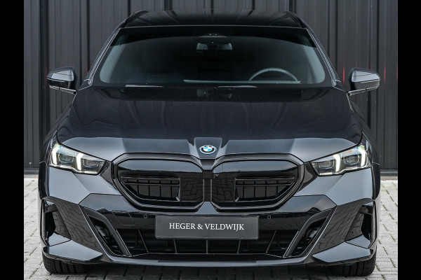 BMW 5 Serie Touring 530e xDrive M-Sport | Shadow Line | Panoramadak | Harman/Kardon | 360 Camera | Comfort Access | Stoel- en Stuurverwarming | Active Cruise | Ambiance | Elektr. trekhaak
