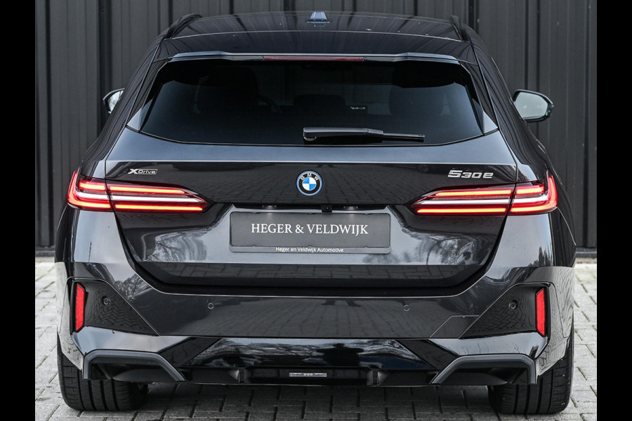 BMW 5 Serie Touring 530e xDrive M-Sport | Shadow Line | Panoramadak | Harman/Kardon | 360 Camera | Comfort Access | Stoel- en Stuurverwarming | Active Cruise | Ambiance | Elektr. trekhaak