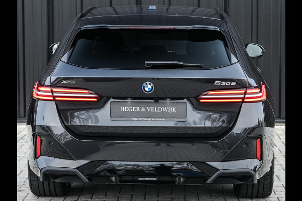 BMW 5 Serie Touring 530e xDrive M-Sport | Shadow Line | Panoramadak | Harman/Kardon | 360 Camera | Comfort Access | Stoel- en Stuurverwarming | Active Cruise | Ambiance | Elektr. trekhaak