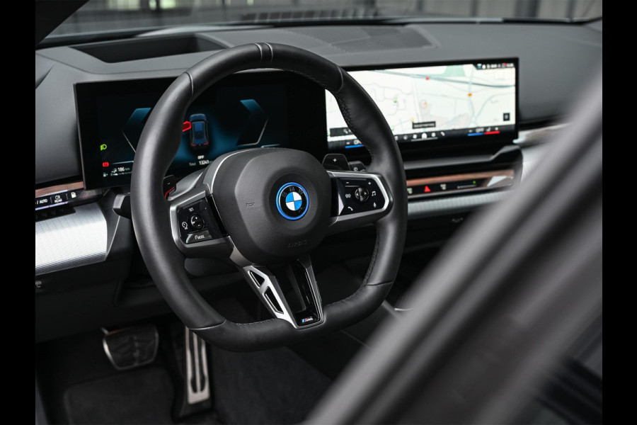 BMW 5 Serie Touring 530e xDrive M-Sport | Shadow Line | Panoramadak | Harman/Kardon | 360 Camera | Comfort Access | Stoel- en Stuurverwarming | Active Cruise | Ambiance | Elektr. trekhaak