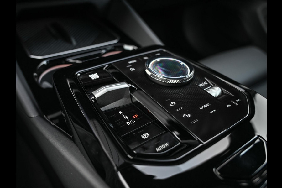 BMW 5 Serie Touring 530e xDrive M-Sport | Shadow Line | Panoramadak | Harman/Kardon | 360 Camera | Comfort Access | Stoel- en Stuurverwarming | Active Cruise | Ambiance | Elektr. trekhaak