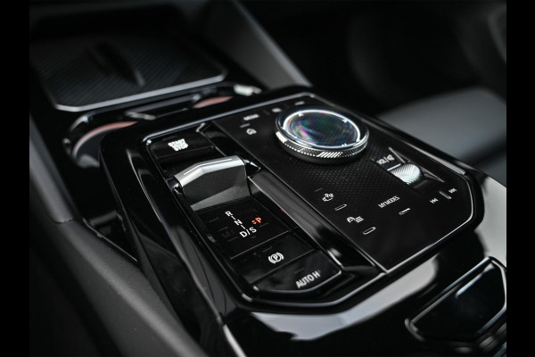 BMW 5 Serie Touring 530e xDrive M-Sport | Shadow Line | Panoramadak | Harman/Kardon | 360 Camera | Comfort Access | Stoel- en Stuurverwarming | Active Cruise | Ambiance | Elektr. trekhaak