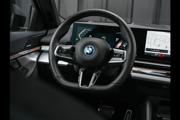BMW 5 Serie Touring 530e xDrive M-Sport | Shadow Line | Panoramadak | Harman/Kardon | 360 Camera | Comfort Access | Stoel- en Stuurverwarming | Active Cruise | Ambiance | Elektr. trekhaak