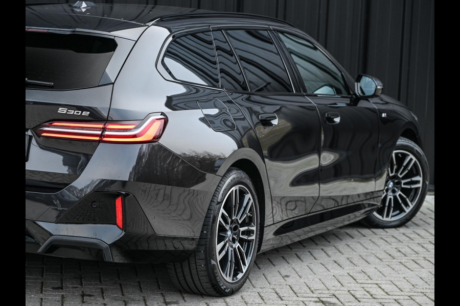 BMW 5 Serie Touring 530e xDrive M-Sport | Shadow Line | Panoramadak | Harman/Kardon | 360 Camera | Comfort Access | Stoel- en Stuurverwarming | Active Cruise | Ambiance | Elektr. trekhaak
