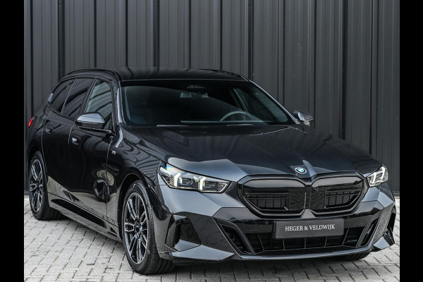BMW 5 Serie Touring 530e xDrive M-Sport | Shadow Line | Panoramadak | Harman/Kardon | 360 Camera | Comfort Access | Stoel- en Stuurverwarming | Active Cruise | Ambiance | Elektr. trekhaak