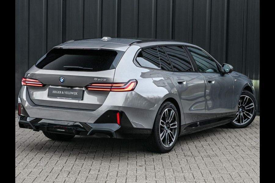 BMW 5 Serie Touring 530e xDrive | M-Sport Pro | Panoramadak | Harman Kardon audio | M-Sport Suspension | Adaptive Led | Driving Assistant Plus | Ambient Light | Iconic glow grille | M-Sport Brake Red | Shadowline Lights