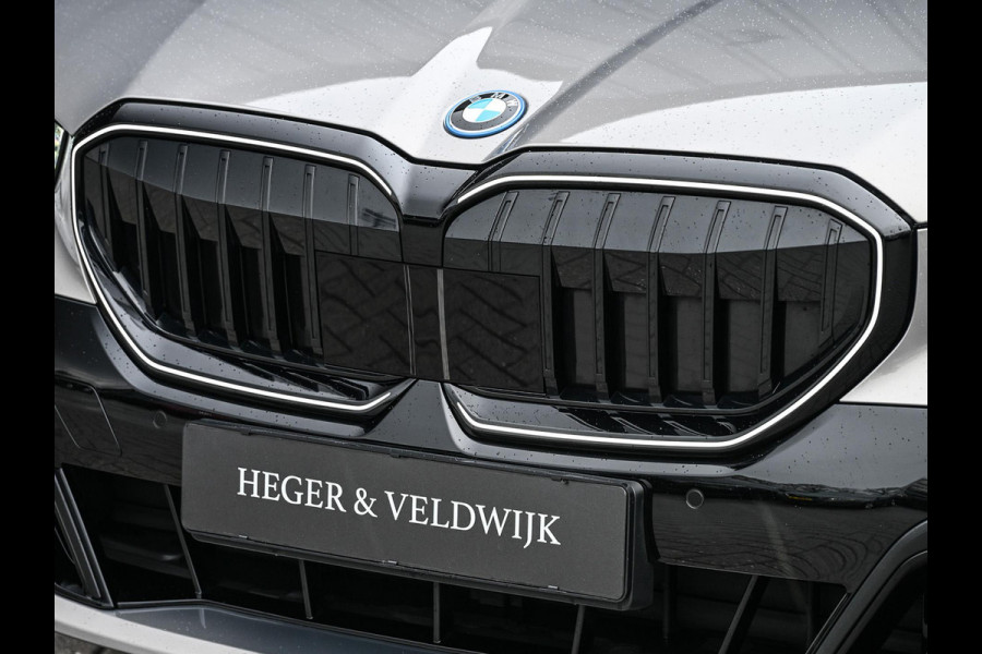 BMW 5 Serie Touring 530e xDrive | M-Sport Pro | Panoramadak | Harman Kardon audio | M-Sport Suspension | Adaptive Led | Driving Assistant Plus | Ambient Light | Iconic glow grille | M-Sport Brake Red | Shadowline Lights