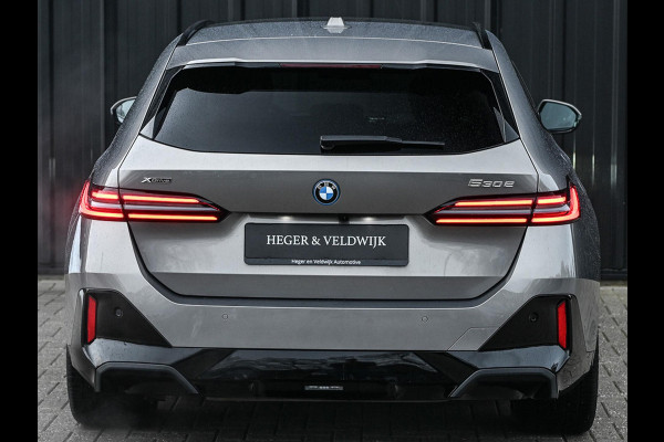 BMW 5 Serie Touring 530e xDrive | M-Sport Pro | Panoramadak | Harman Kardon audio | M-Sport Suspension | Adaptive Led | Driving Assistant Plus | Ambient Light | Iconic glow grille | M-Sport Brake Red | Shadowline Lights
