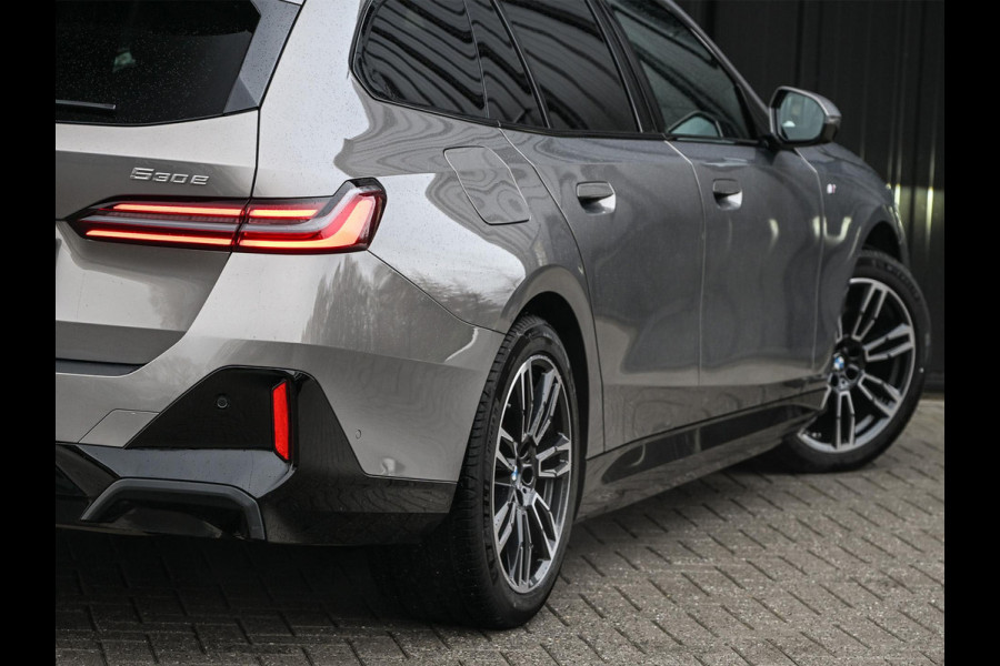BMW 5 Serie Touring 530e xDrive | M-Sport Pro | Panoramadak | Harman Kardon audio | M-Sport Suspension | Adaptive Led | Driving Assistant Plus | Ambient Light | Iconic glow grille | M-Sport Brake Red | Shadowline Lights