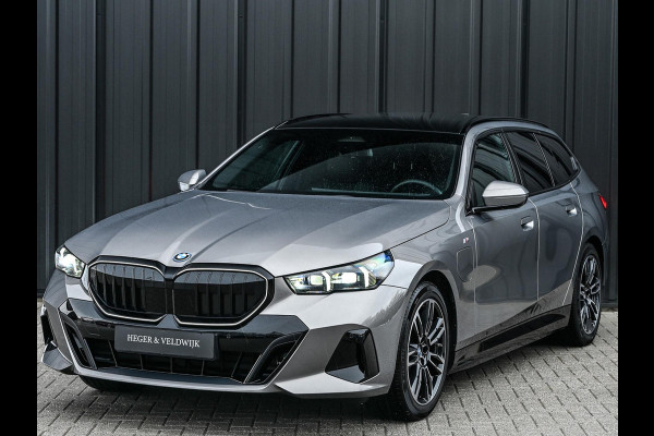 BMW 5 Serie Touring 530e xDrive | M-Sport Pro | Panoramadak | Harman Kardon audio | M-Sport Suspension | Adaptive Led | Driving Assistant Plus | Ambient Light | Iconic glow grille | M-Sport Brake Red | Shadowline Lights