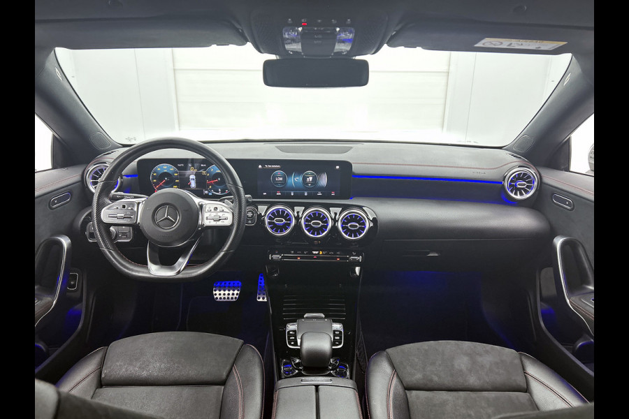 Mercedes-Benz CLA-Klasse Shooting Brake 180 Business Solution AMG(Goed ondH, SfeerVerlichting, Navi Groot, StoelV, Carplay, Etc)