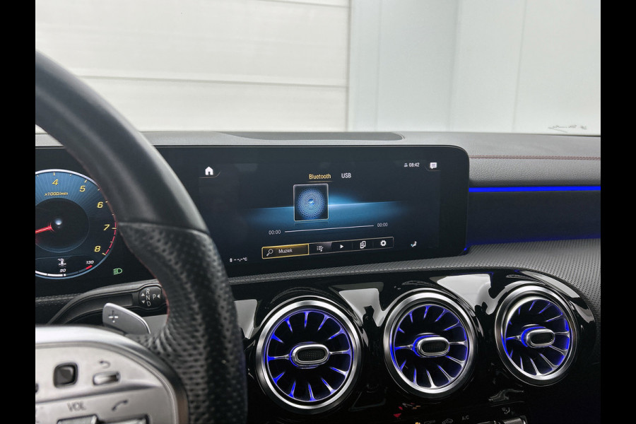 Mercedes-Benz CLA-Klasse Shooting Brake 180 Business Solution AMG(Goed ondH, SfeerVerlichting, Navi Groot, StoelV, Carplay, Etc)