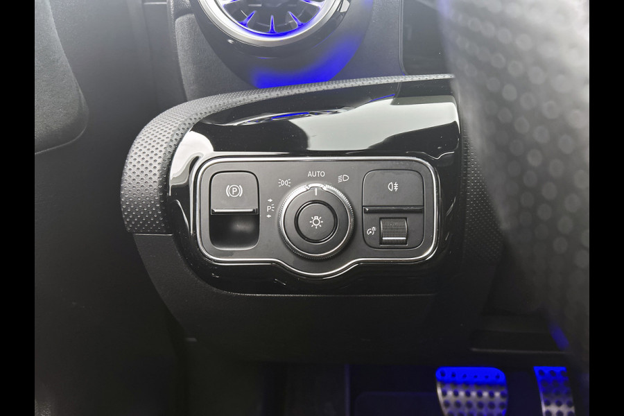 Mercedes-Benz CLA-Klasse Shooting Brake 180 Business Solution AMG(Goed ondH, SfeerVerlichting, Navi Groot, StoelV, Carplay, Etc)