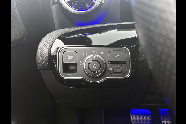 Mercedes-Benz CLA-Klasse Shooting Brake 180 Business Solution AMG(Goed ondH, SfeerVerlichting, Navi Groot, StoelV, Carplay, Etc)