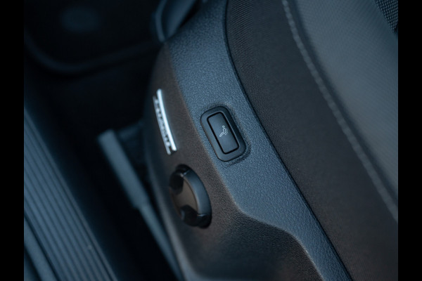 Volkswagen Golf 1.5 TSI Highline Business R | Panodak | Groot Navi | Trekhaak afnb. | Keyless | Prijs Rijklaar!!
