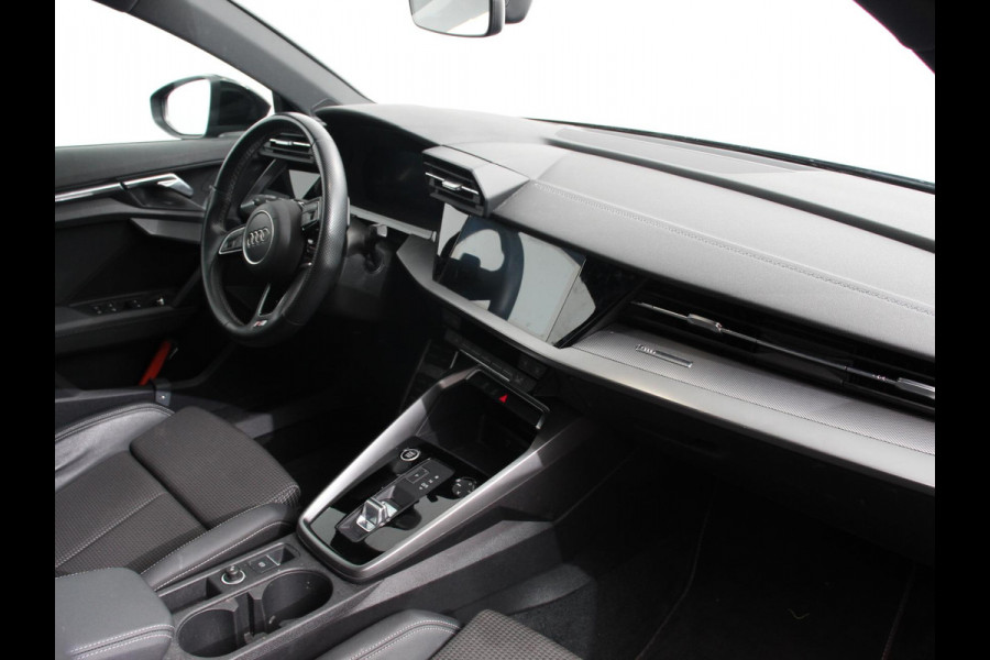 Audi A3 Sportback 30 TFSI S edition S-tronic Navigatie Apple Carplay/Android Auto Parkeersensoren Adaptive Cruise Control Full Led Climate Control Virtual Cockpit Lichtmetalen velgen