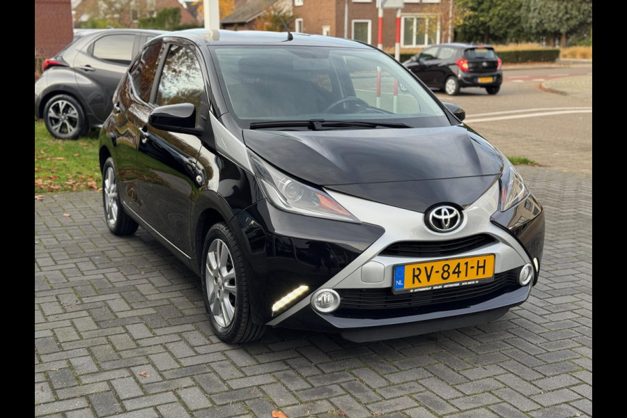 Toyota Aygo 1.0 VVT-i X-Joy | Eerste eigenaar, Lichtmetalen velgen, Climate control, Privacy glass, Nieuw geleverd & onderhouden