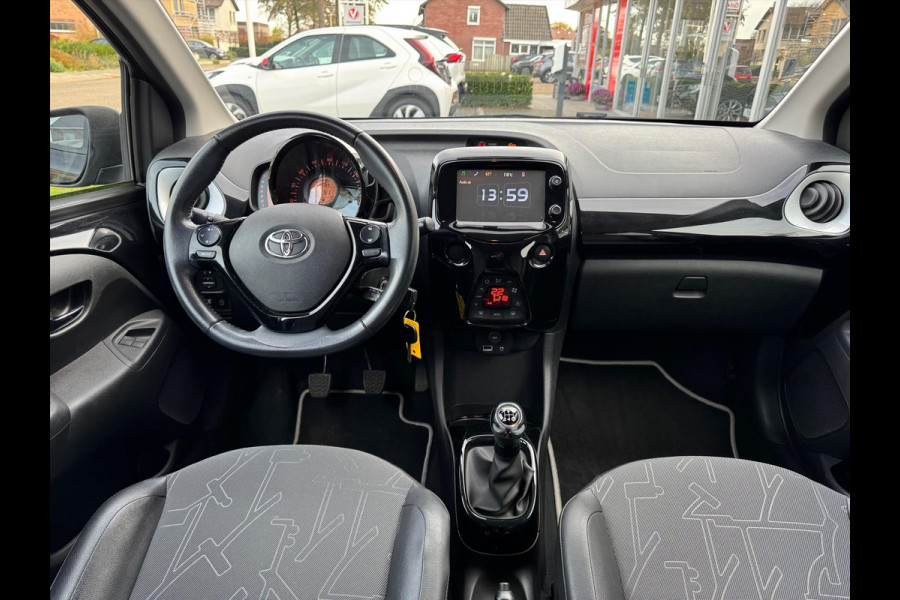 Toyota Aygo 1.0 VVT-i X-Joy | Eerste eigenaar, Lichtmetalen velgen, Climate control, Privacy glass, Nieuw geleverd & onderhouden