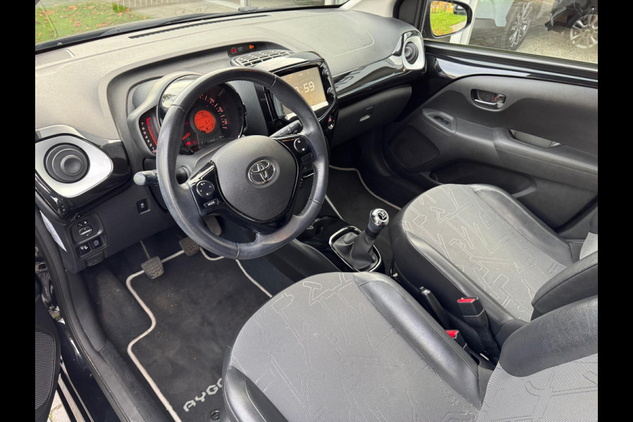 Toyota Aygo 1.0 VVT-i X-Joy | Eerste eigenaar, Lichtmetalen velgen, Climate control, Privacy glass, Nieuw geleverd & onderhouden