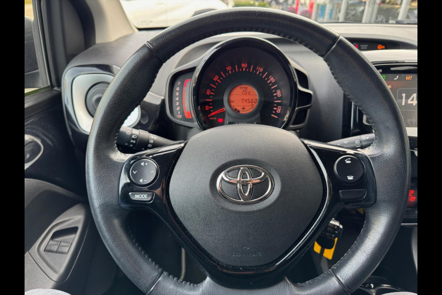 Toyota Aygo 1.0 VVT-i X-Joy | Eerste eigenaar, Lichtmetalen velgen, Climate control, Privacy glass, Nieuw geleverd & onderhouden