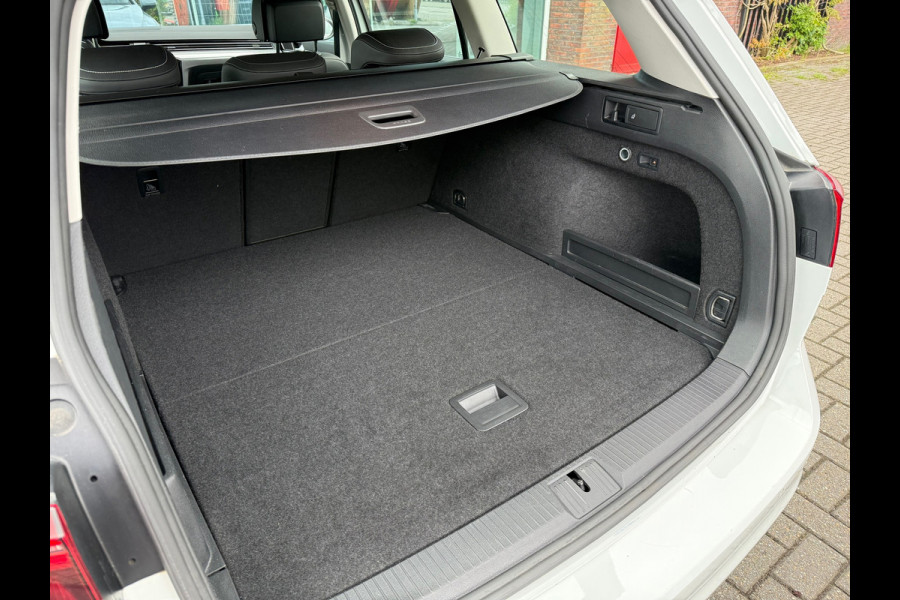 Volkswagen Passat Variant 1.4 TSI PHEV GTE Business - Automaat - Navi - Winterpakket - Trekhaak elektrisch
