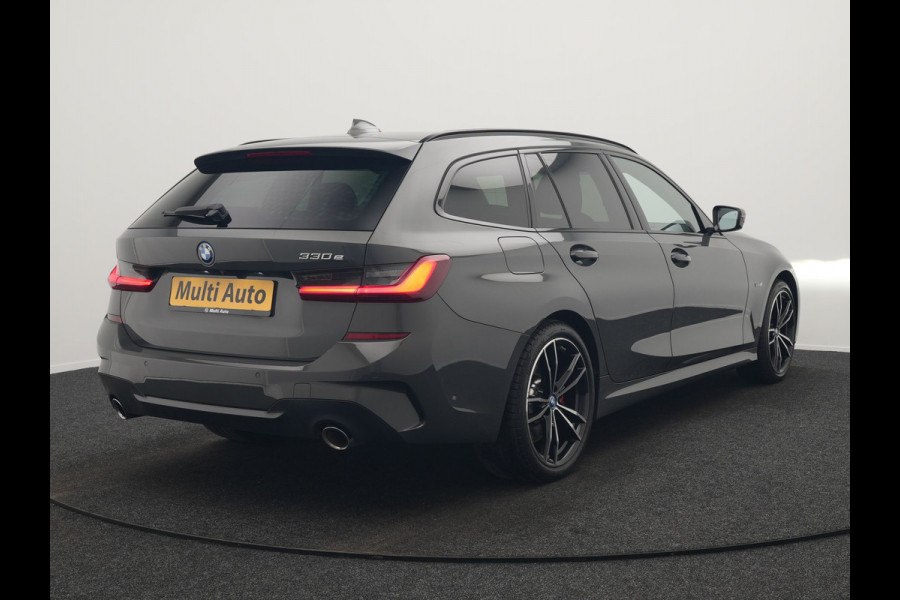 BMW 3 Serie Touring 330e M Sport PHEV 293pk Dealer O.H. Dravitgrau | Head Up | Camera | Laser LED | Sfeerverlichting | Lederen Sportstoelen & Stuur Verwarmd | Apple Carplay | Keyless | Blis | 19"L.M | Virtual | Navigatie | DAB | Plug In Hybrid |