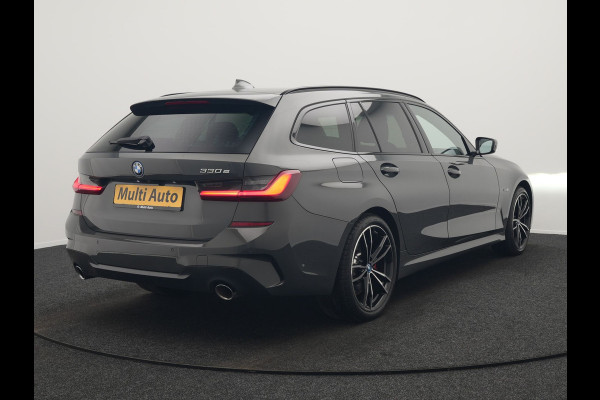 BMW 3 Serie Touring 330e M Sport PHEV 293pk Dealer O.H. Dravitgrau | Head Up | Camera | Laser LED | Sfeerverlichting | Lederen Sportstoelen & Stuur Verwarmd | Apple Carplay | Keyless | Blis | 19"L.M | Virtual | Navigatie | DAB | Plug In Hybrid |
