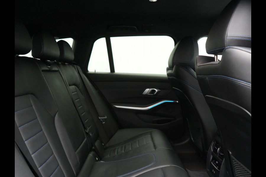 BMW 3 Serie Touring 330e M Sport PHEV 293pk Dealer O.H. Dravitgrau | Head Up | Camera | Laser LED | Sfeerverlichting | Lederen Sportstoelen & Stuur Verwarmd | Apple Carplay | Keyless | Blis | 19"L.M | Virtual | Navigatie | DAB | Plug In Hybrid |