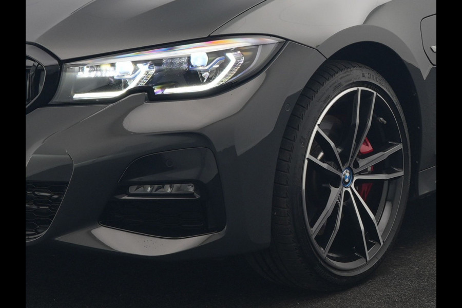 BMW 3 Serie Touring 330e M Sport PHEV 293pk Dealer O.H. Dravitgrau | Head Up | Camera | Laser LED | Sfeerverlichting | Lederen Sportstoelen & Stuur Verwarmd | Apple Carplay | Keyless | Blis | 19"L.M | Virtual | Navigatie | DAB | Plug In Hybrid |