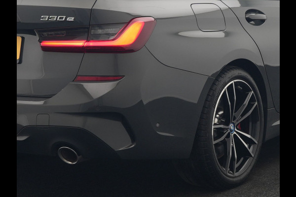 BMW 3 Serie Touring 330e M Sport PHEV 293pk Dealer O.H. Dravitgrau | Head Up | Camera | Laser LED | Sfeerverlichting | Lederen Sportstoelen & Stuur Verwarmd | Apple Carplay | Keyless | Blis | 19"L.M | Virtual | Navigatie | DAB | Plug In Hybrid |