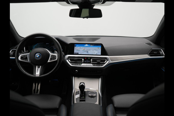 BMW 3 Serie Touring 330e M Sport PHEV 293pk Dealer O.H. Dravitgrau | Head Up | Camera | Laser LED | Sfeerverlichting | Lederen Sportstoelen & Stuur Verwarmd | Apple Carplay | Keyless | Blis | 19"L.M | Virtual | Navigatie | DAB | Plug In Hybrid |