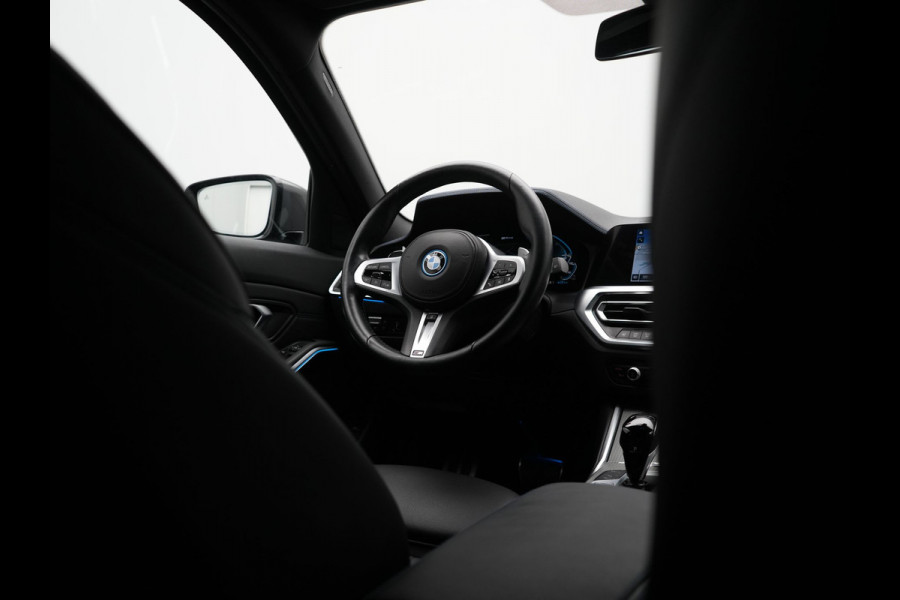 BMW 3 Serie Touring 330e M Sport PHEV 293pk Dealer O.H. Dravitgrau | Head Up | Camera | Laser LED | Sfeerverlichting | Lederen Sportstoelen & Stuur Verwarmd | Apple Carplay | Keyless | Blis | 19"L.M | Virtual | Navigatie | DAB | Plug In Hybrid |