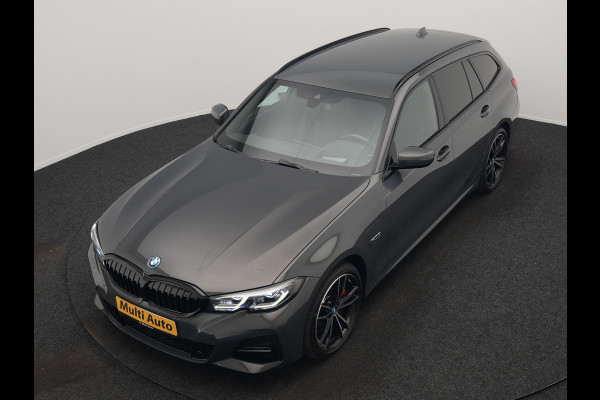 BMW 3 Serie Touring 330e M Sport PHEV 293pk Dealer O.H. Dravitgrau | Head Up | Camera | Laser LED | Sfeerverlichting | Lederen Sportstoelen & Stuur Verwarmd | Apple Carplay | Keyless | Blis | 19"L.M | Virtual | Navigatie | DAB | Plug In Hybrid |