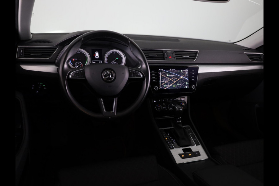 Škoda Superb Combi 1.5 TSI iV Business Edition 115 kW / 156 pk | 6-Gang DSG | Navigatie | Parkeersensoren | Stoelverwarming | Keyless entry |