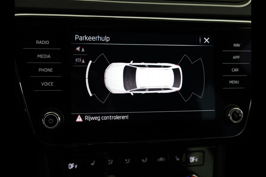 Škoda Superb Combi 1.5 TSI iV Business Edition 115 kW / 156 pk | 6-Gang DSG | Navigatie | Parkeersensoren | Stoelverwarming | Keyless entry |