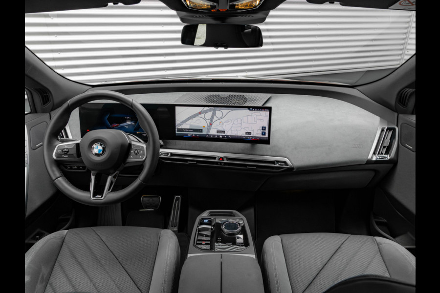 BMW iX xDrive60 112kWh - M-Sport - Trekhaak - ACC- Harman Kardon